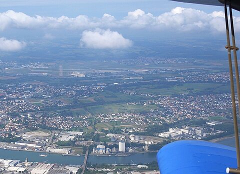 In der Weite der Flufplatz Basel.