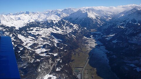 Über dem Brünigpass Blick rechts Richtung Grimselpass unten im Tal Meiringen.
