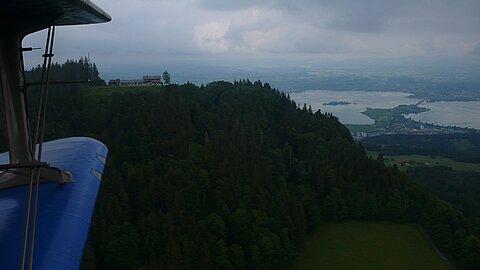 Etzel und der Seedam lichten sich die Wolken.
