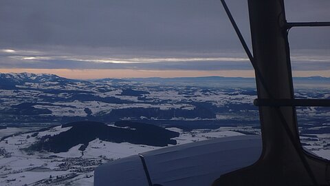 Gegen Westen ist der flache Sonnenstand schon sichtbar.