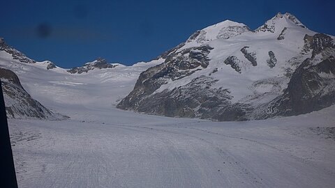 Auf Höhe des Konkordiaplatzes drehen wir um. Bildmitte das Jungfraujoch.