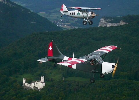 Stinson und Dewoitine über der Klus Balstal.