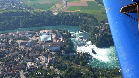 Der Überflug nach Tannheim führt über den Rheinfall.