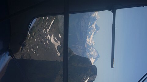 In der Weite erkennt man das Matterhorn.