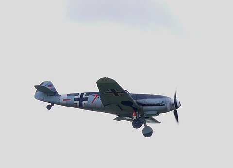 Messerschmitte Me-109 im Überflug mit ausgefahrenem Fahrwerk.