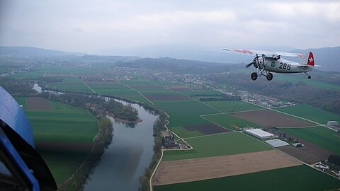 Wir schliessen zum Dewoitine D-26 auf.