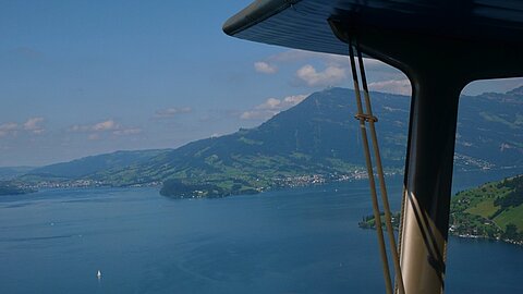 Im Steigflug über dem Vierwaldstättersee, im Hintergrund die Rigi.