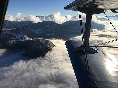 Die Wolken schmiegen sich bis an die Berge.
