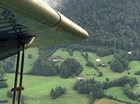 Parallelflug zu den Fallschirmspringer.