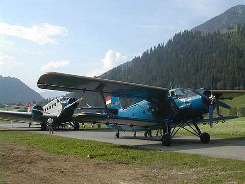 Aus der AN-2 und Ju-52 wird gesprungen.