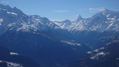 Bildmitte das Matterhorn.