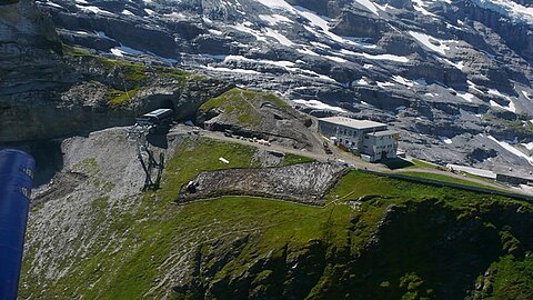 Einfahrt in den Tunnel der Jungfraubahn bei der kleinen Scheidegg.