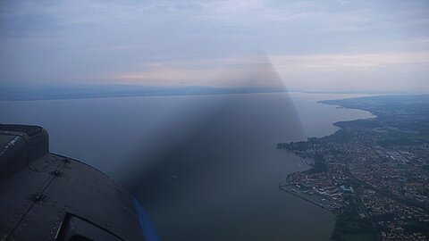 Wir erreichen endlich den Bodensee und links von uns wieder das schlechte Wetter.