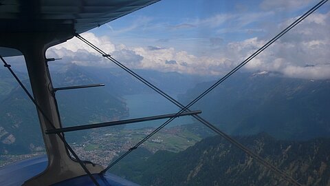 Unter uns der Brienzersee mit Interlaken.