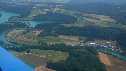 Kernkraftwerk Mühleberg und der Wohlensee.