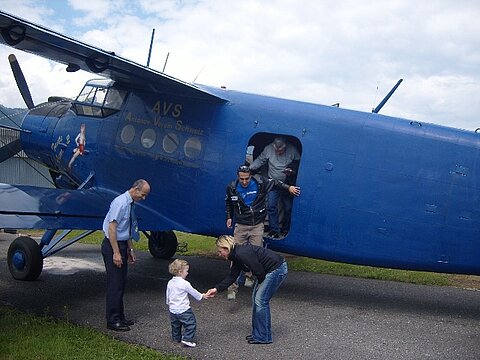 Unsere neue Hostess, Céline, begrüsst die Passagiere nach dem Flug.