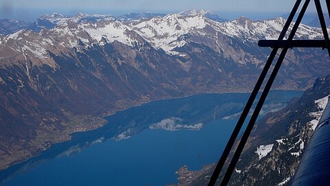 Die Brienzerrothornkette wiederspiegelt sich im Brienzersee.