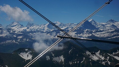 Vor uns die Berner-Alpen.