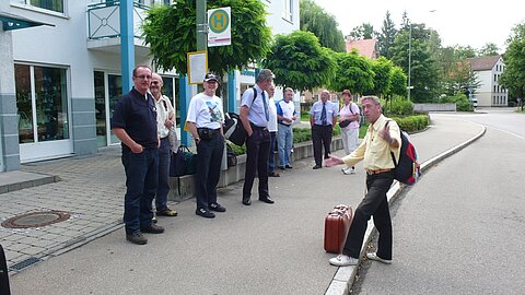 Am nästen Morgen warten wir auf den Shuttle-Bus zum Flugplatz.
