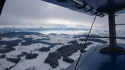 Wir nähern uns Burgdorf in Bildmitte das Stockhorn.