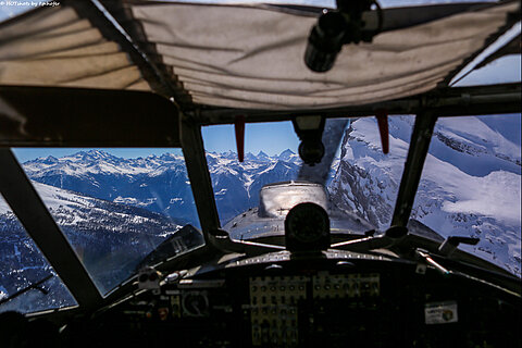 Über der Gemmi, vorne das Matterhorn.