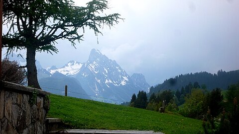Eine Regenfront nähert sich Saanen.