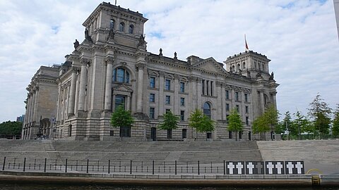 Reichtagsgebäude, entlang der Treppe stand die Beliner-Mauer und die Kreuze gedenken an die erschossenen DDR-Bürger.