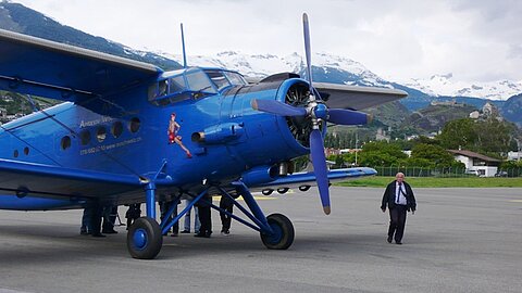 Die Antonov wird für eden Rückflug bereit gestellt.