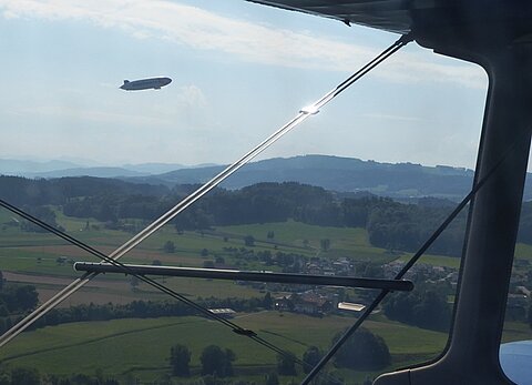 Wir begegnen dem Zeppelin.