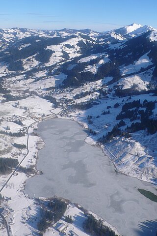 Zugefrorener Schwarzsee.