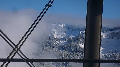 Wir gehen unter die Wolken.