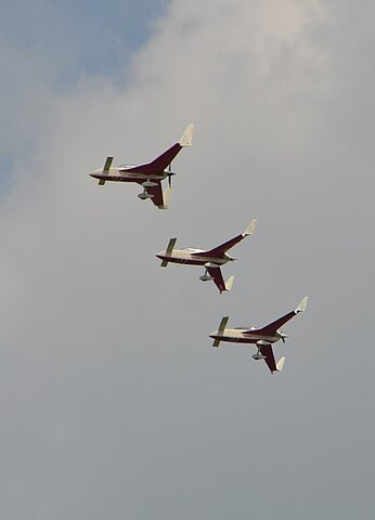 Drei Entenflugzeuge in enger Formation.