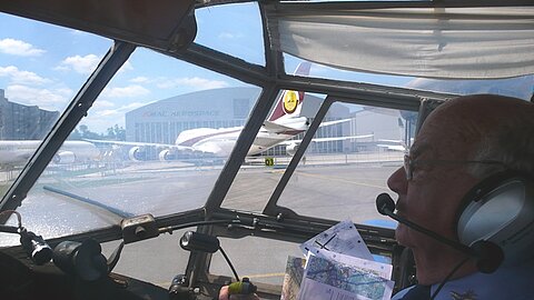 Hansruedi. träumt wohl von vergangenen Zeiten als Pilot auf dem Jumbo.