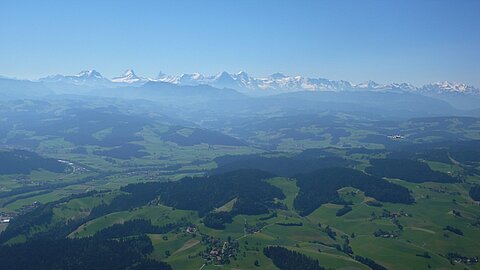 Die Berneralpen vor uns. Wetterhorn, Finsterarhorn, Schreckhorn, Eiger, Mönch, Jungfrau und die Blüemlisalp.