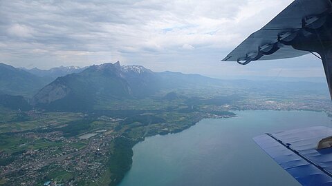 Thunersee, dahinter das Stockhorn.