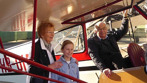 Frau Therese, Grosskind Céline und Hansruedi.