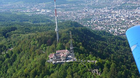 Vorbei am Uetliberg.