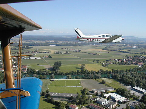 Ein Flieger gesellt sich zur AN-2.