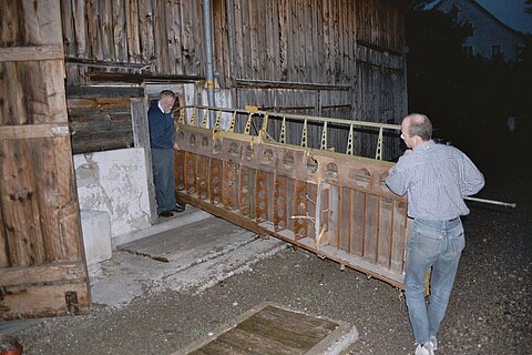 Die Flügel werden auf den Transporter gebracht.
