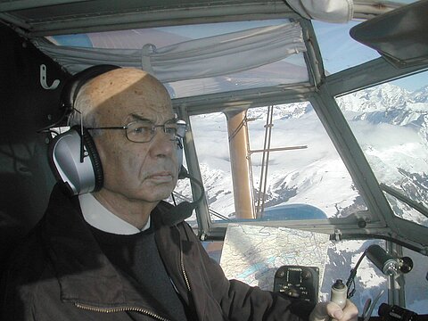 Mit sicherer Hand führt Hansruedi die Antonov.