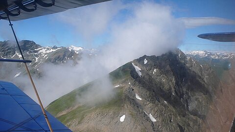 Einzelne wolkenverhangene Berge.