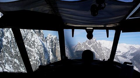 Aus der Pilotenkanzel wirken die Berge zum greiffen nahe.