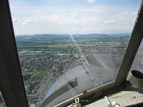 Im Endanflug auf Piste 32 in Thun.