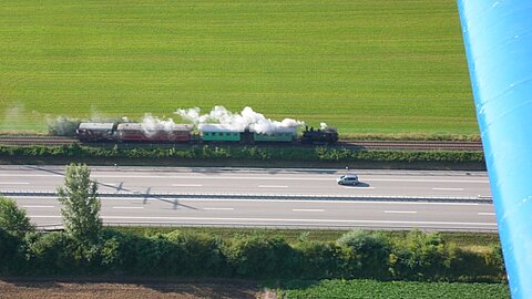 Nach dem Start in Grenchen treffen wir auf einen Dampfzug.