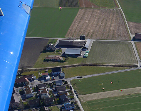 Die Fallschirmspringer im Landeanflug.