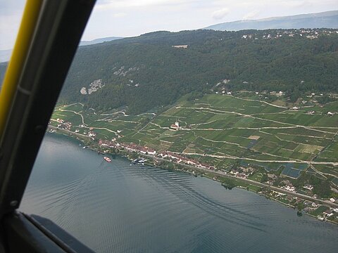 Dem Bielersee folgend erreicht man das Dorf Ligerz.