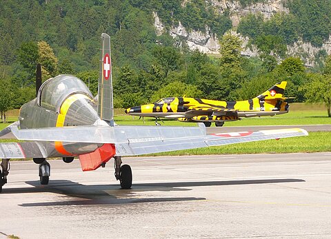 Ehemalige Militärflugzeuge, Pilatus P-3 und Hunter Trainer.