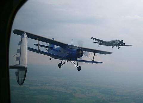 Von Beechcraft aus gesehen, An-2 und Ju-52.