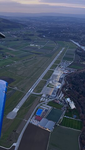 Flugplatz Bern Belpmoos im Abendlicht.