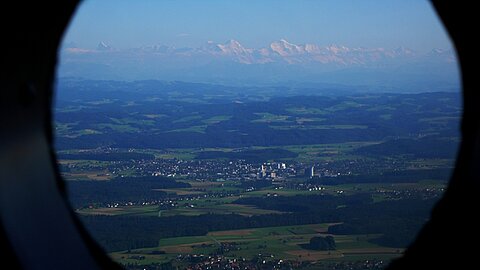 Ein schönes Stimmungsbild auf dem Rückflug, Herzogenbuchse und im Hintergrund die Berner Alpen.